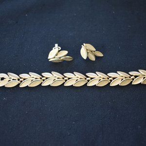 Vintage Trifari Goldtone Leaf Matching Bracelet and Earrings